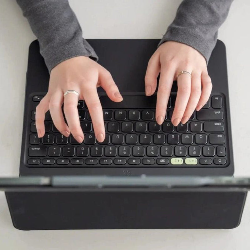 Teclado Zagg con funda Pro Keys 2 para iPad Air 13 M2 - Negro