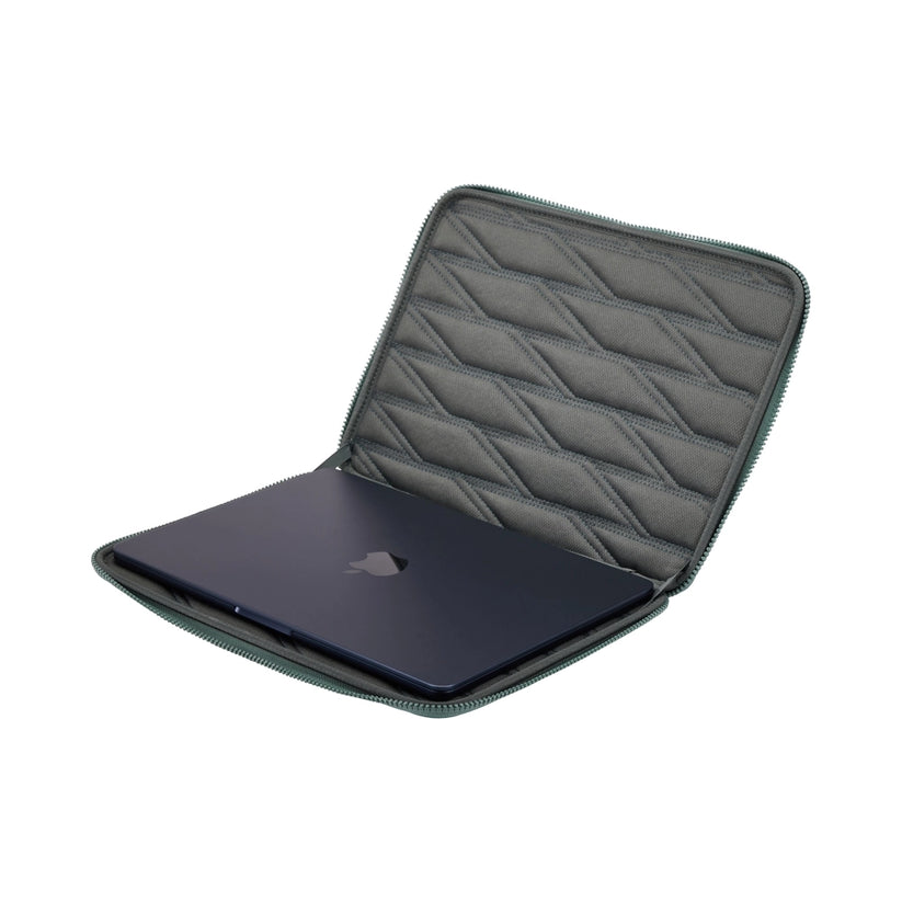 Funda_Thule_Gauntlet_5_para_MacBook_Pro_14_Verde_Brumoso_Posicion_3_iShop_Colombia