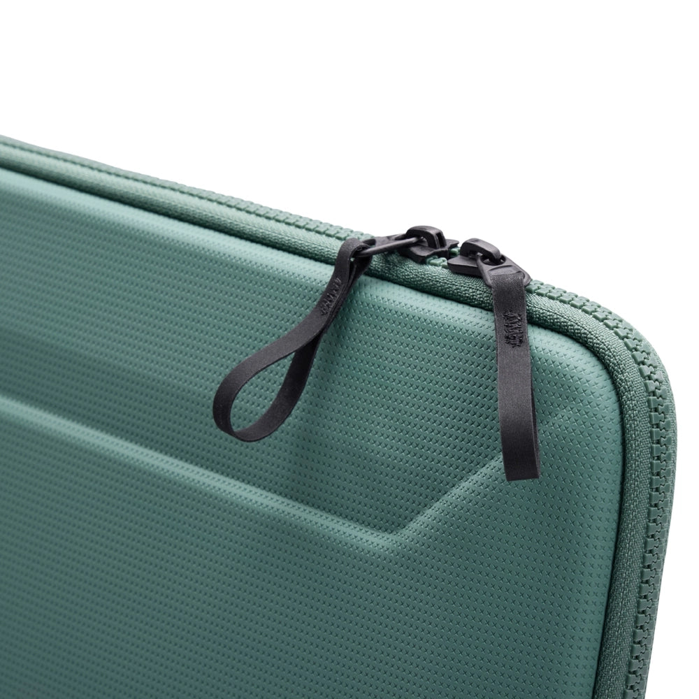 Funda_Thule_Gauntlet_5_para_MacBook_Pro_14_Verde_Brumoso_Posicion_5_iShop_Colombia