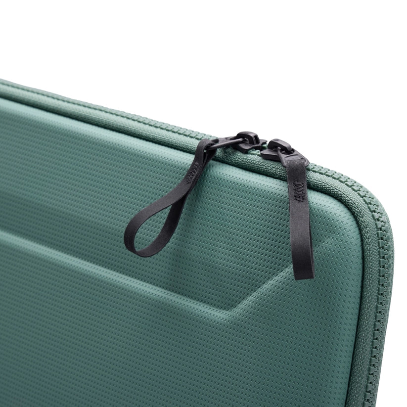 Funda_Thule_Gauntlet_5_para_MacBook_Pro_14_Verde_Brumoso_Posicion_5_iShop_Colombia