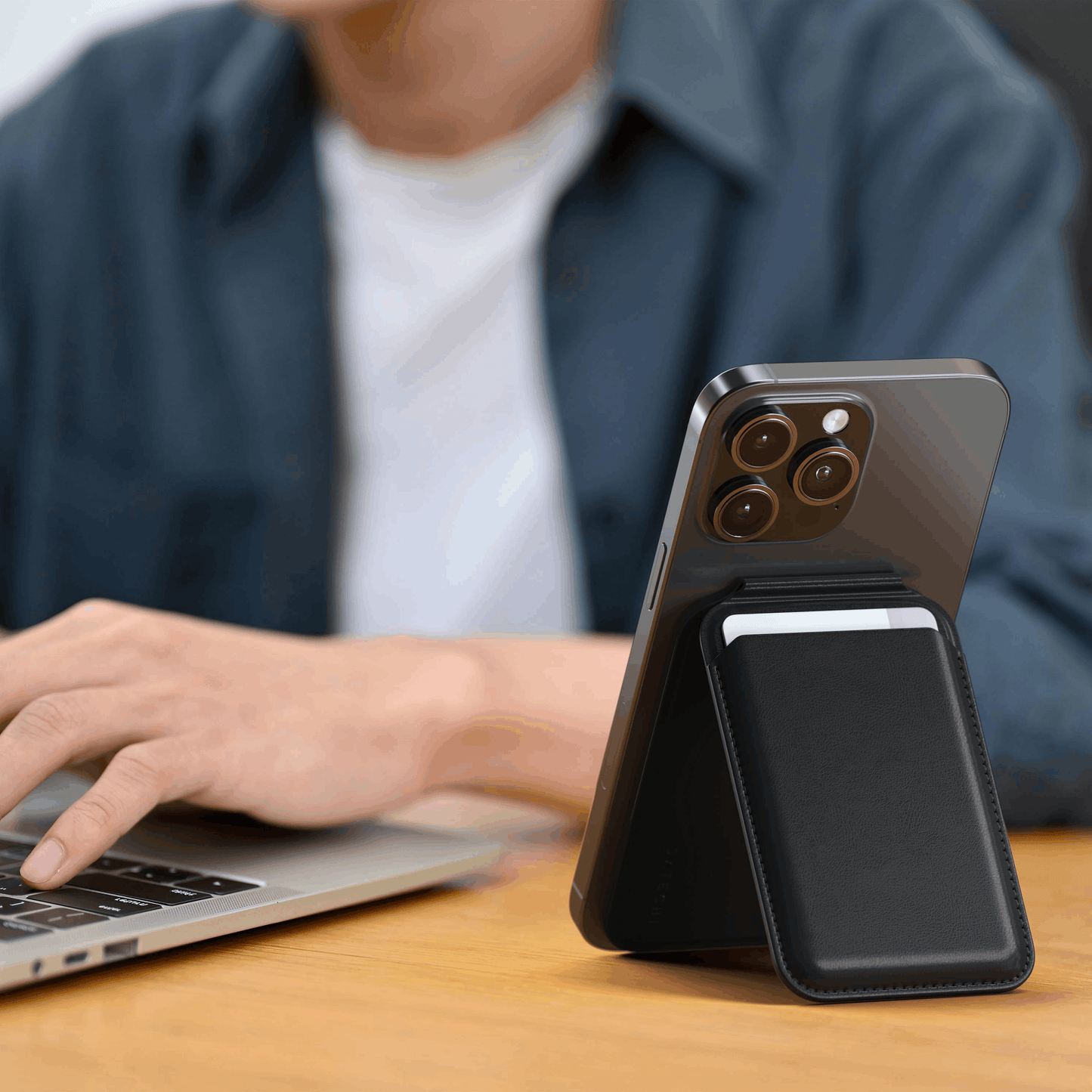 Tarjetero Mangnético con Stand Satechi para iPhone - Negro